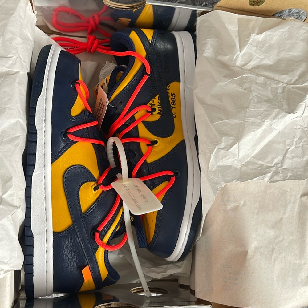 BRAND NEW DUNKS LOW OFF WHITE SIZE 4.5M- 6W with tags